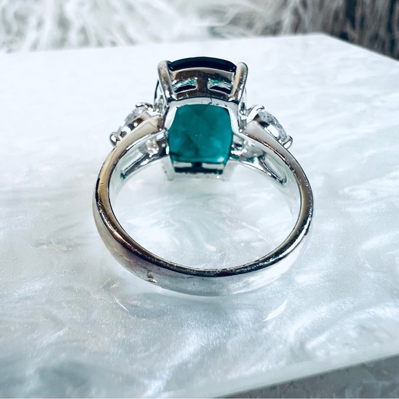 Gorgeous Silvertone with emerald green center costume statement, size 7 … - Picture 6 of 10